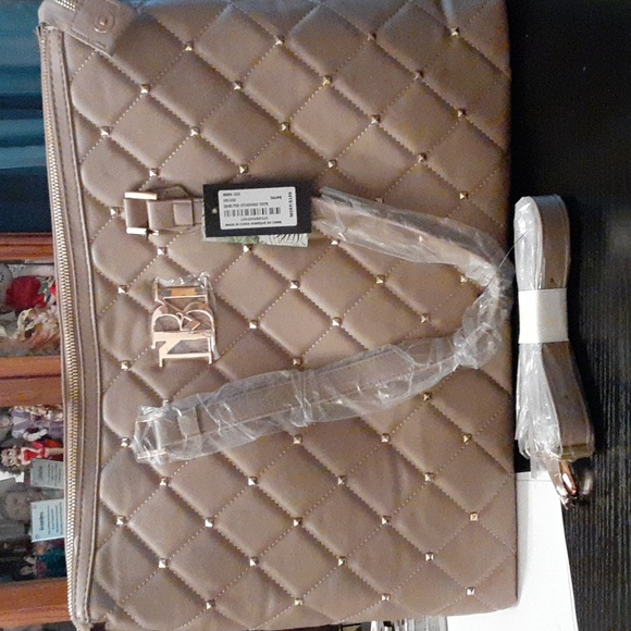 ANOTHER PRICE DROP!!  Badgley Mischka handbag Taupe Vegan Leather. - Picture 1 of 11